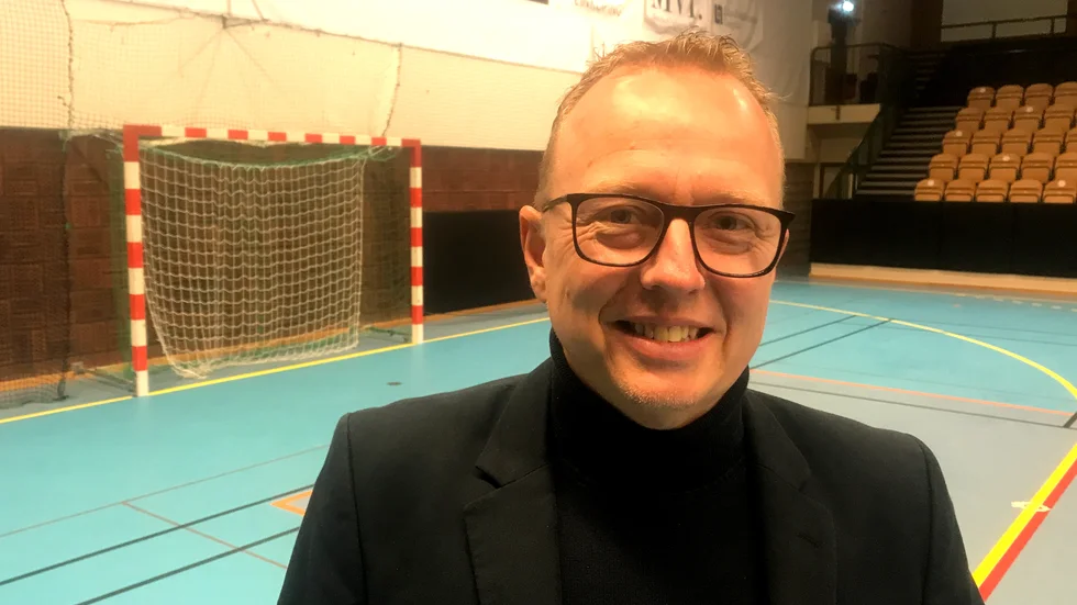 Henrik Elofsson har massor av minnen från Motala sporthall. Handboll på 80-talet, basket på 90-talet och innebandy på 00-talet är några. Sporten sammanförde på onsdagen två blivande 50-åringar.