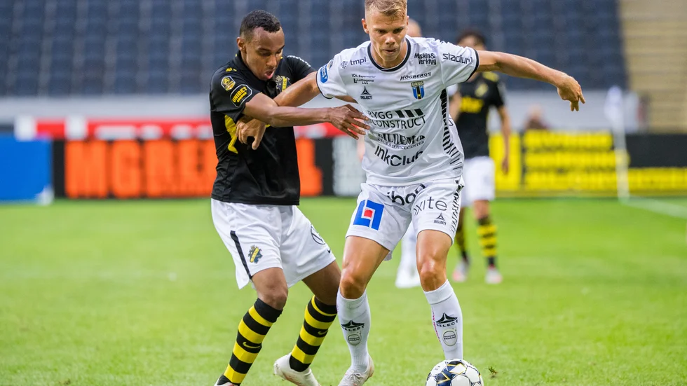 Elias Andersson i duell mot BIlal Hussein. 