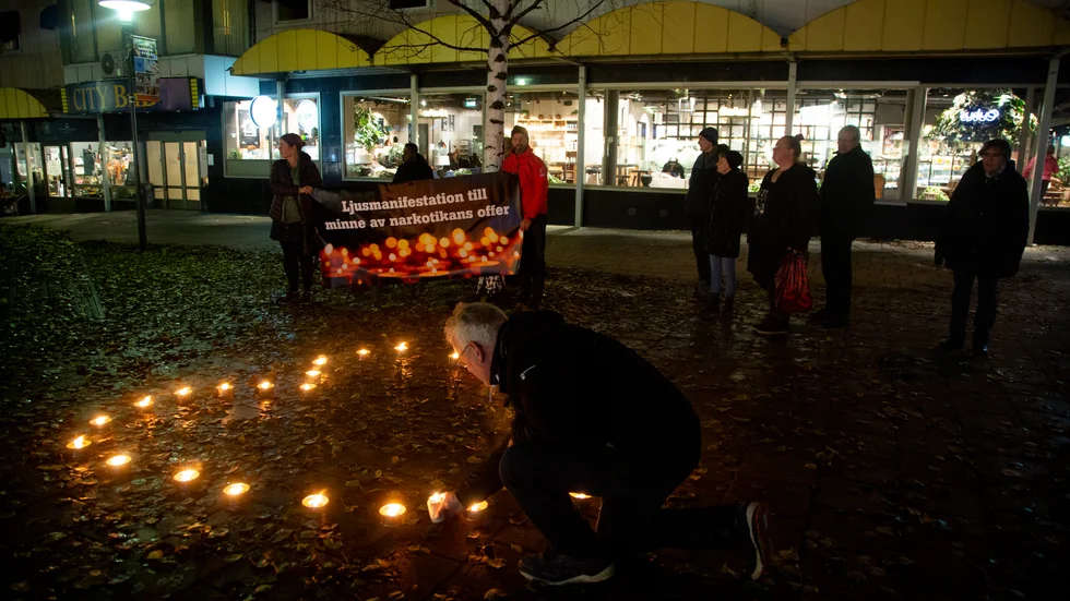 Flera personer kom till Byxtorget för att tända ljus till minne av narkotikans offer. 