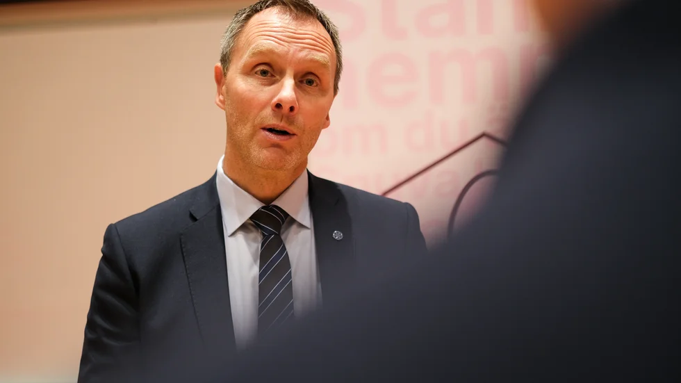 Regiondirektör i Region Östergötland, Krister Björkegren, vill inte kommentera innehållet i Magnus Käcks mejl men svara generell och bekräftar att bristen på sjuksköterskor påverkar verksamheten inom slutenvården.