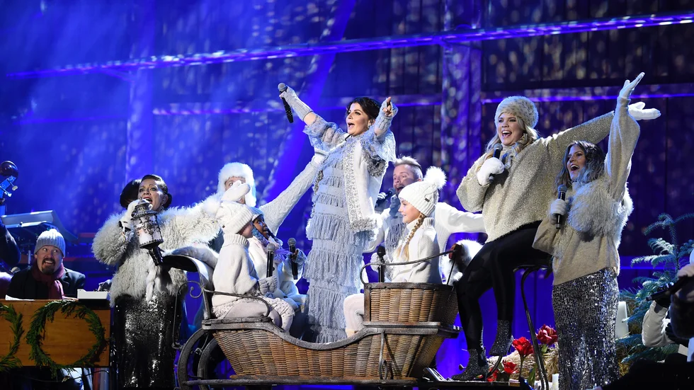Hög julstämning utlovas i konserten "Jul med Carola i vinterskrud". Ensemblen kommer bland annat att bjuda på I denna natt, Go tell it on the mountain och Hej mitt vinterland-medley