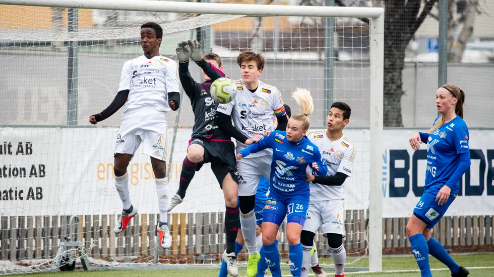 Shakir Ali, till vänster, är en av tre spelare från Skelleftefotbollen i Västerbotten P04:s trupp till gruppspelsmatcherna mot Norrbotten och Ångermanland.