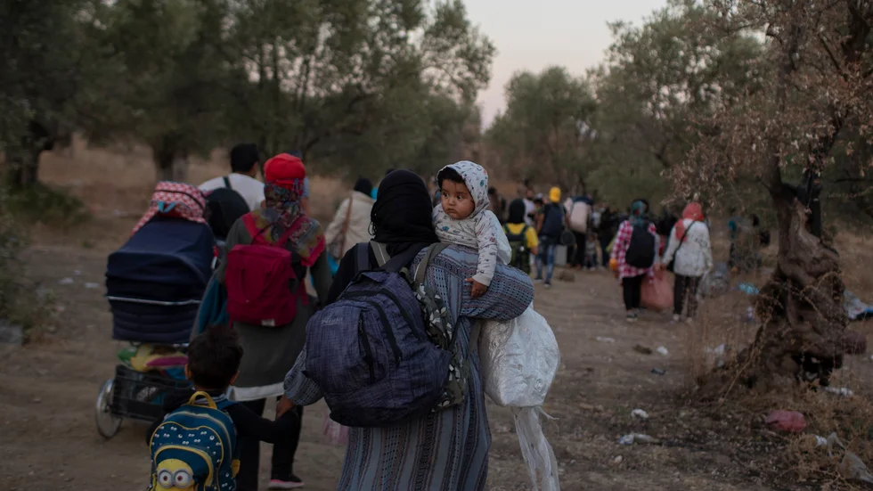 Migranter flyr lägret Moria efter branden som bröt ut i tisdags. Enligt den grekiske migrationsministern Notis Mitarachi anlades den av asylsökande som var missnöjda med de karantänsregler som infördes efter det att 35 personer testat positivt för covid-19.