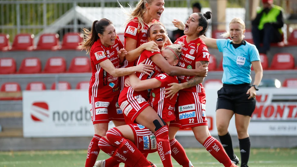Stort jubel efter Madelen Janogys 1–0-mål.