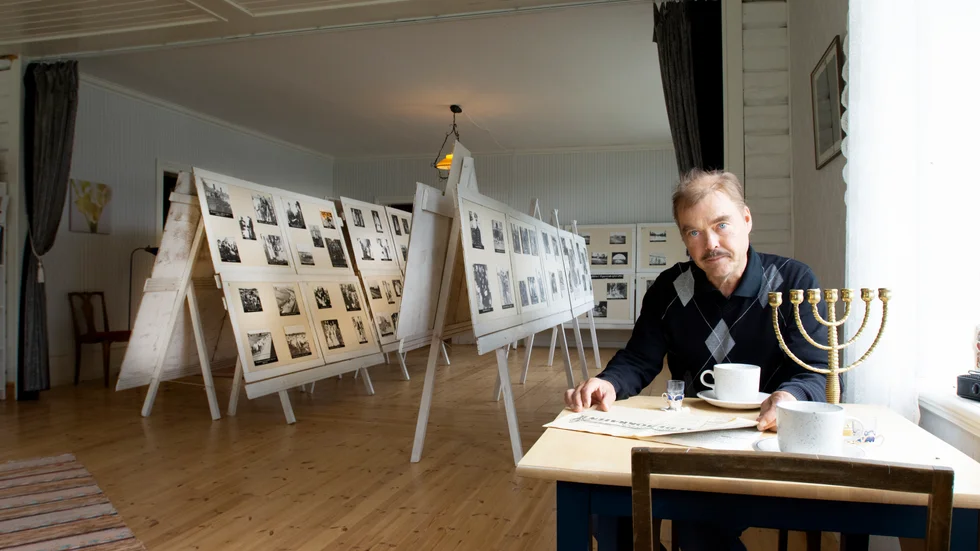 Vigert Haapasaari trivs på Sakarigården i Karungi i högtalarna hörs Lennart Lindfors stämma. Han kunde inte komma till intervjun då munskydden var slut på apoteket och han tillhör en riskgrupp. 