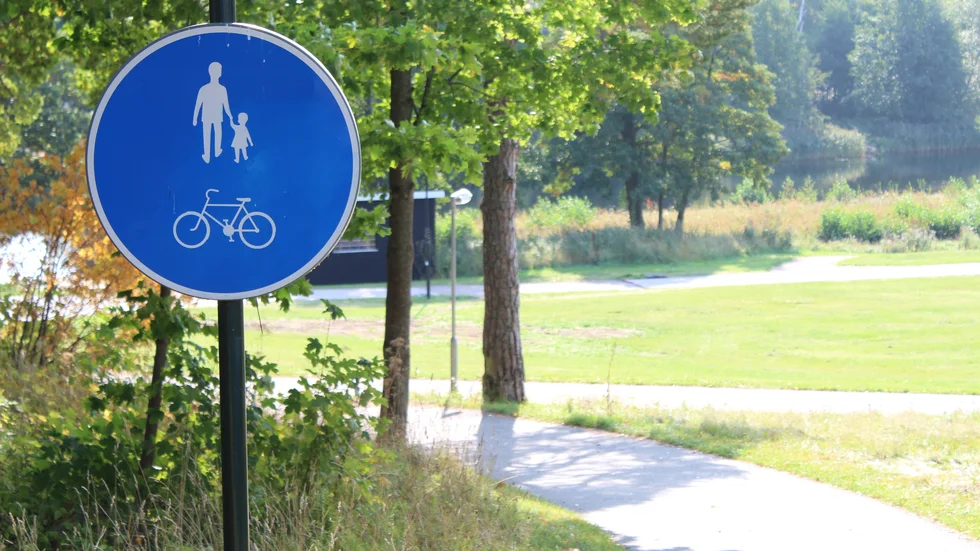 Här vid Lundbybadet skedde våldtäkten i lördags natt. Polisen söker nu vittnen.