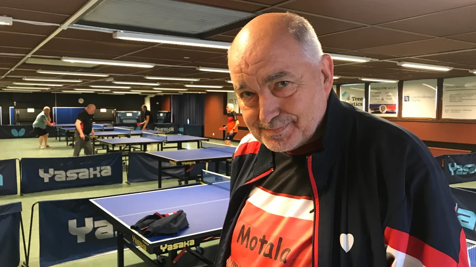Västers BTK:s ungdomstränare Nils-Åke Magnusson har haft bordtennisen som sitt intresse i 50 år. Det började med en trollerilåda med en pingisboll i. På fredagen fyller Motalaledaren, som slagit J-O Waldner, 60 år.