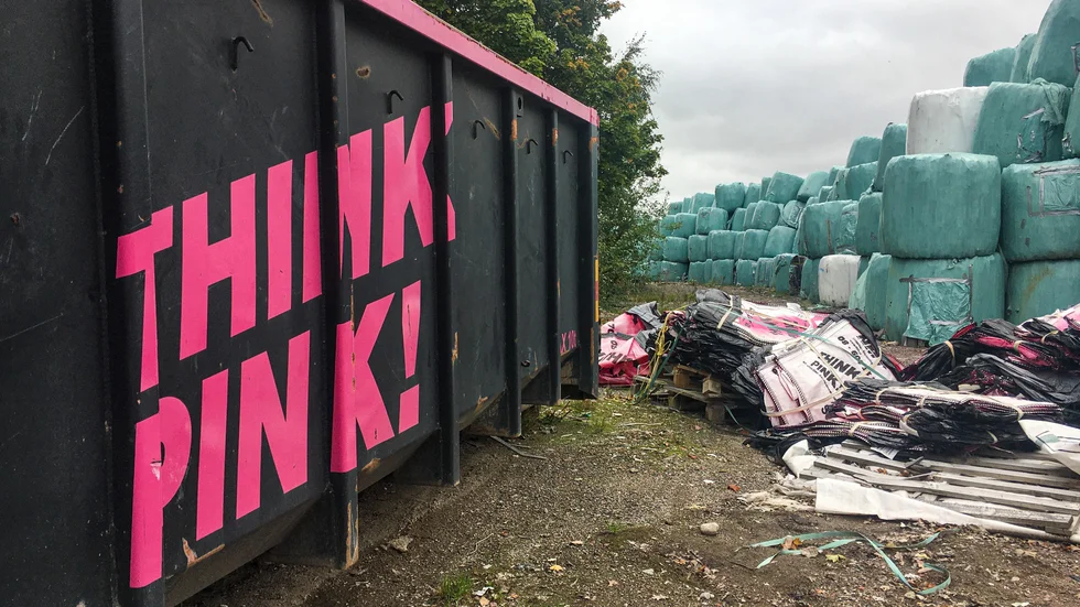 Bolaget bakom lagringen av byggavfall i Hummelkärr mellan Barva och Kjula, NM Trading och Transport AB, har försatts i konkurs. Det är ett dotterbolag till NMT Think Pink AB.