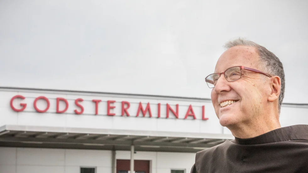 Han kom från Kalifornien, blev kyrkoherde i Gotlands katolska församling. Så klart Charles Talley blev uppåt när han hittade en gudsterminal - Gods terminal - vid hamnen i Visby.