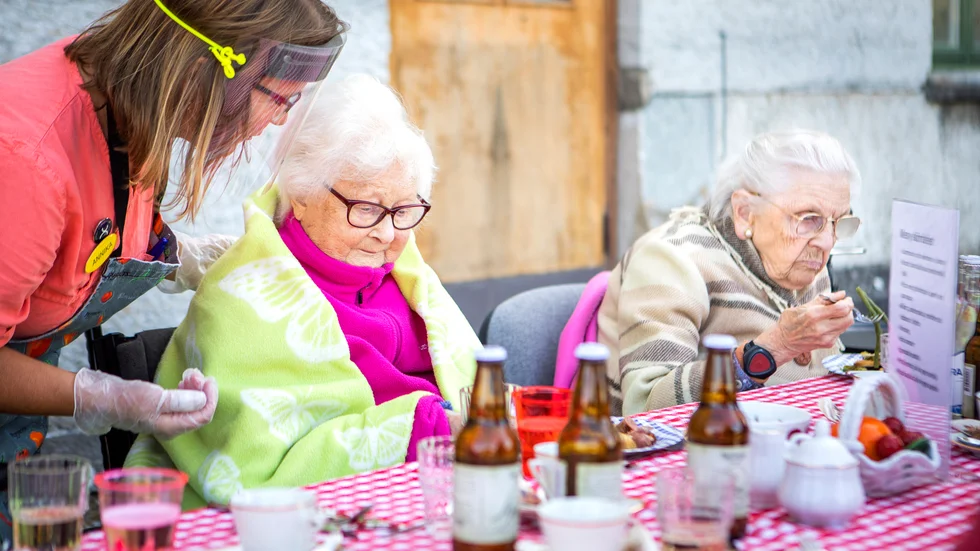 Elsa Johansson och Ulla Årefeldt låter sig väl smaka när det Gotlands sjukhem håller skördefest.