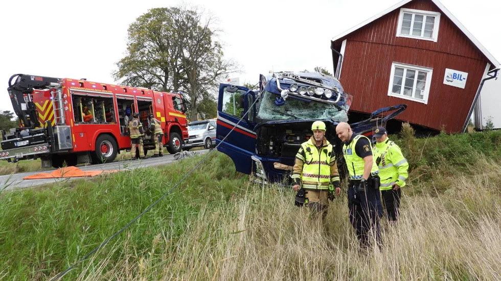 En tungt lastad lastbil körde av vägen och kolliderade med ett hus på väg 843 på Vikbolandet. Huset totalförstördes efter olyckan.