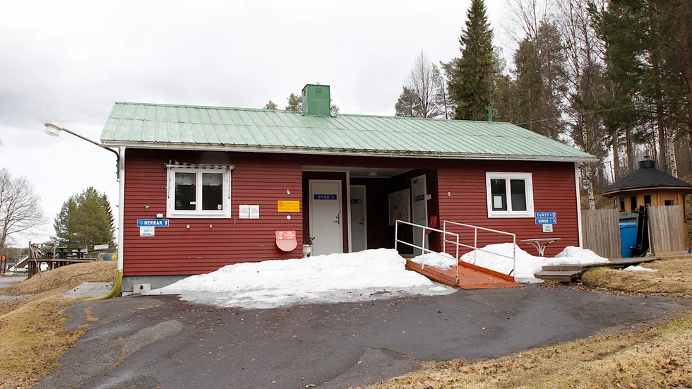 Kommunen satsar på Selholmens camping. Ett nytt servicehus ska byggas och det gamla häktet ska flyttas därifrån och ersättas med en ny stuga. (Arkivbild)