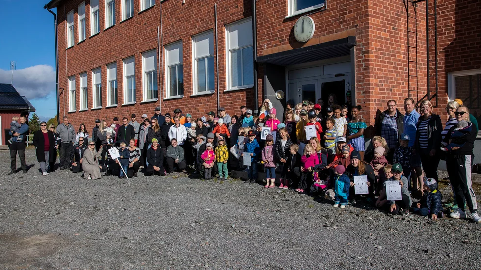 Byborna slogs för att behålla sin skolan. Sedan den stängdes har de arbetat för att det ska startas en friskola. Kommunen har vägrat sälja byggnaden till dem, men att den stått kvar, har ändå ingivit hopp. När den nu ska rivas väcker det starka känslor. 