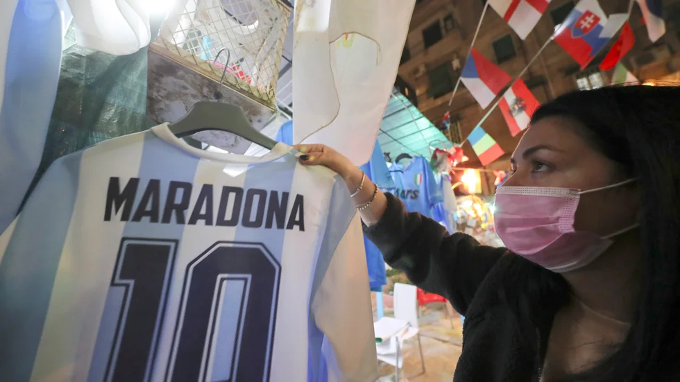 Pensionera nummer 10 över hela fotbollsvärlden för att hylla Diego Maradona, det vill fotbollstränaren André Villas-Boas.