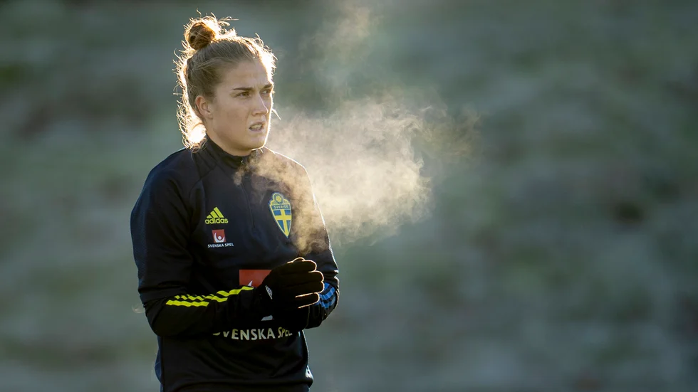 Filippa Angeldahl, här på en träning i Göteborg under den pågående EM-kvalsamlingen, får chansen från start mot Slovakien i kväll.