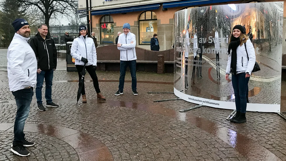 Marcus Mannsbart, Anders Lindberg, Anna Axelsson, Iain Perry och Karin Johansson mötte kunderna och betraktarna på Strömplan under fredagen.