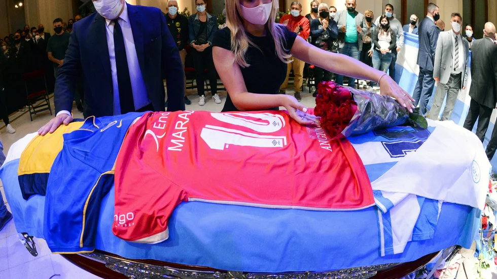 Argentinas president Alberto Fernández, till vänster, och landets första dam Fabiola Yáñez vid Diego Maradonas kista under likvakan i presidentpalatset i Buenos Aires i torsdags.