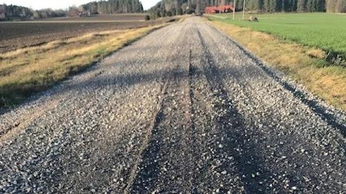 Nu har ansvariga för vägens underhåll lyckats med konststycket att hälla ut ett tjockt lager med stenkross på hela sträckan.Det vill säga inte sand eller grus utan just vasst stenkross. Skriver insändarskribenten.