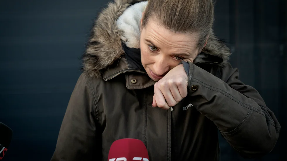 I tårar – den danska statsministern Mette Frederiksen blev starkt berörd vid ett besök på en minkfarm nära Kolding.