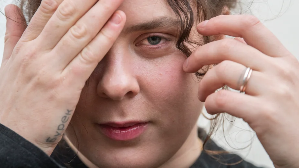 Hanna Rajs Laras tredje diktsamling "Under månen" har fått strålande kritik. För några veckor sedan, innan den kom ut, var hon så nervös att hon ville be förläggaren dra tillbaka den.