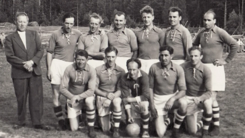 Vrångfalls IF 1952. Övre raden från vänster. Helge Karlsson, lagledare, Paul Larsson, Karl-Erik Henriksson, Folke Dalström, Ingemar Sleman, Astor Karlsson, Lindor Karlsson. Nedre raden från vänster: Allan Gustavsson, Helge Stål, Gunnar Allvin, Nils Svensson och Karl-Uno Edenholm.