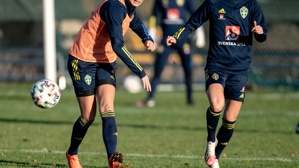 Fridolina Rolfö och Sofia Jakobsson under torsdagens landslagsträning.