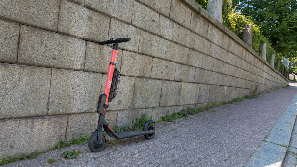 Uppsala borde ta efter Stockholms och Lunds regler för för elsparkcyklar, skriver Henrik Westman och Yvonne Flambe.