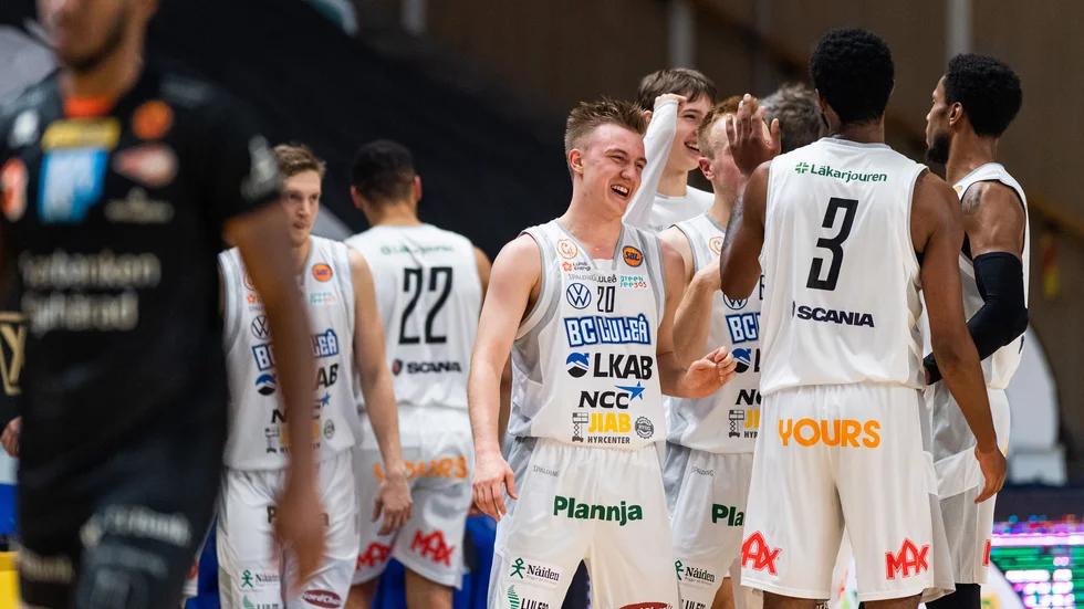 Jonatan Arvidsson julblar med sina lagkompisar efter segern i Borås.