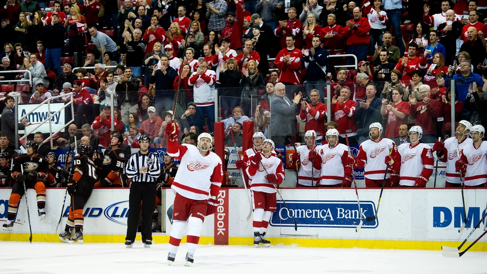 Thomas Holmström hyllades i Detroit inför nedsläppet till sin 1000:e match i NHL.