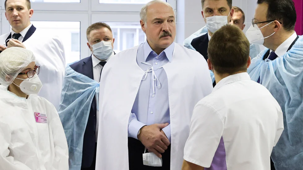 Gatuprotesterna fortsätter mot Belarus auktoritäre ledare Aleksandr Lukasjenko. Här syns han under ett besök i veckan på en blodtransfusionscentral i Minsk.