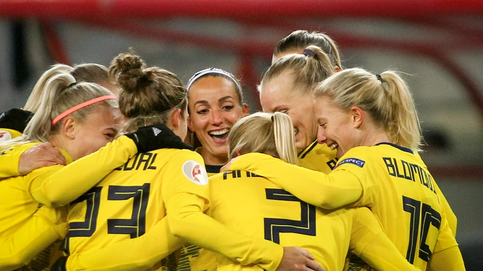 Kosovare Asllani, i mitten, slog två hörnor och två frisparkar som resulterade i mål i Sveriges 6–0-seger borta mot Slovakien. Totalt gjorde Sverige 21 av 40 mål i EM-kvalet på fasta situationer.