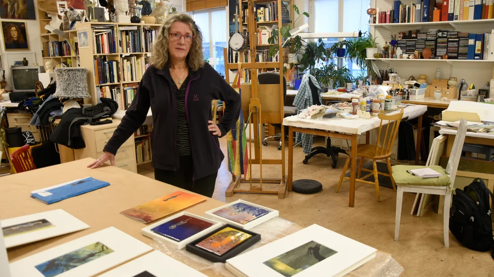 Konstnären Karin EE von Törne Haern håller vanligtvis konstkurser men coronapandemin satte stopp för det. Istället frigjordes tid till att färdigställa hennes första Artists´book "Jorden drar".