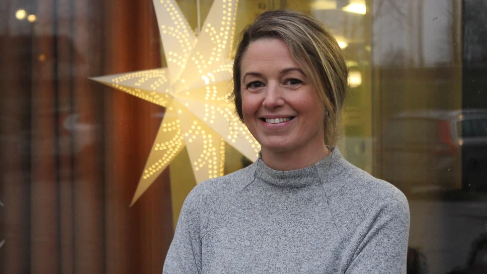 I Maria Svenssons uppdrag ingår att ringa till personal som kan ha exponerats för covid- 19 under ett arbetspass.
