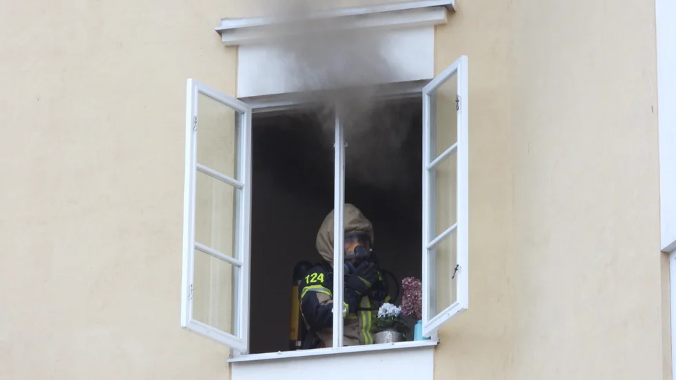 Räddningstjänsten larmades till Torshällalägenheten efter att en kastrull med olja som glömts kvar på spisen fattade eld och började brinna. Obs, bilden är tagen från ett annat olyckstillfälle.