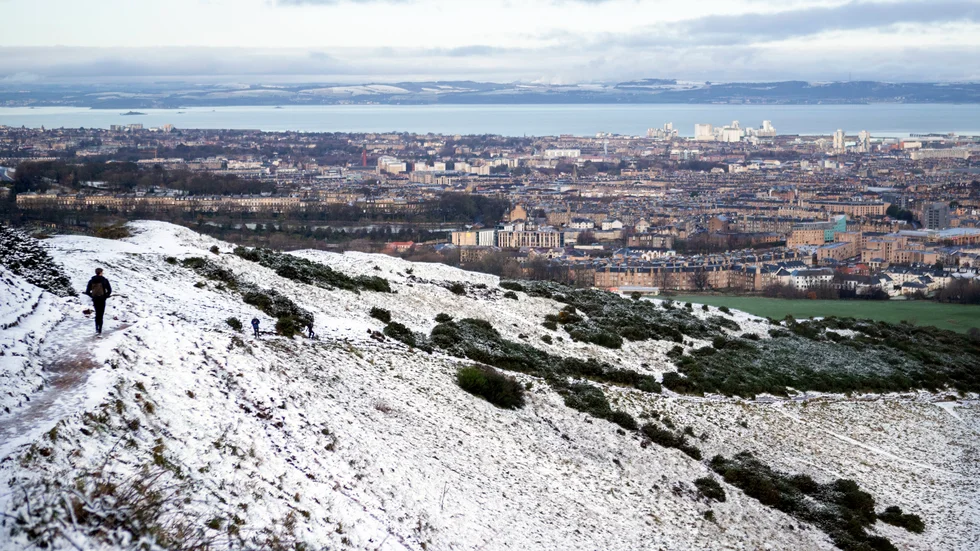 Lite snö ligger kvar på marken i Holyrood Park i Edinburgh, Skottland.