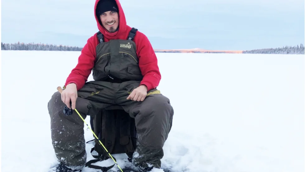 Jesper Larsson, fiskeguiden som ser att vissa utländska gäster gärna betalar med kontanter. Något som ställer till problem då han har svårt att sätta in dem på banken.