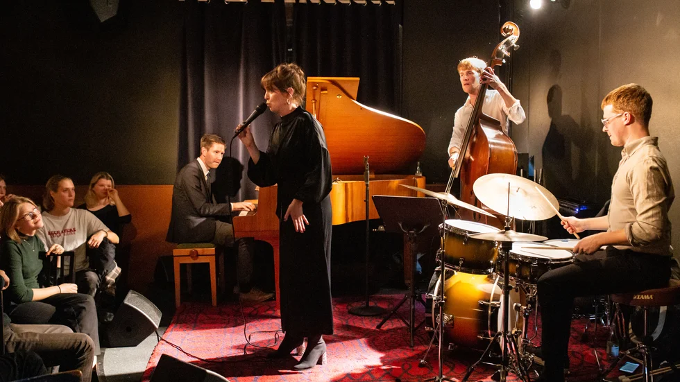 Amanda Ginsburg hade i vanlig ordning med sig pianisten Filip Ekestubbe, basisten Ludvig Eriksson och trummisen Ludwig Gustavsson på scenen.