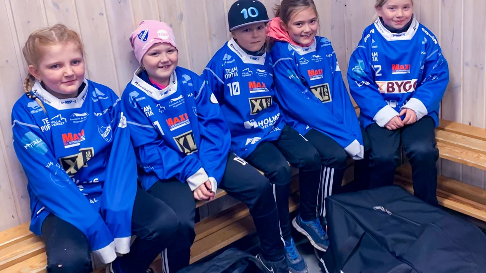 IFK-tjejerna Hedda Andersson, Cindy Stadig Axell, Livia Ågren, Elsa Wallman samt Towe Schörling var i helgen på Flickbandyns dag i Västerås. 