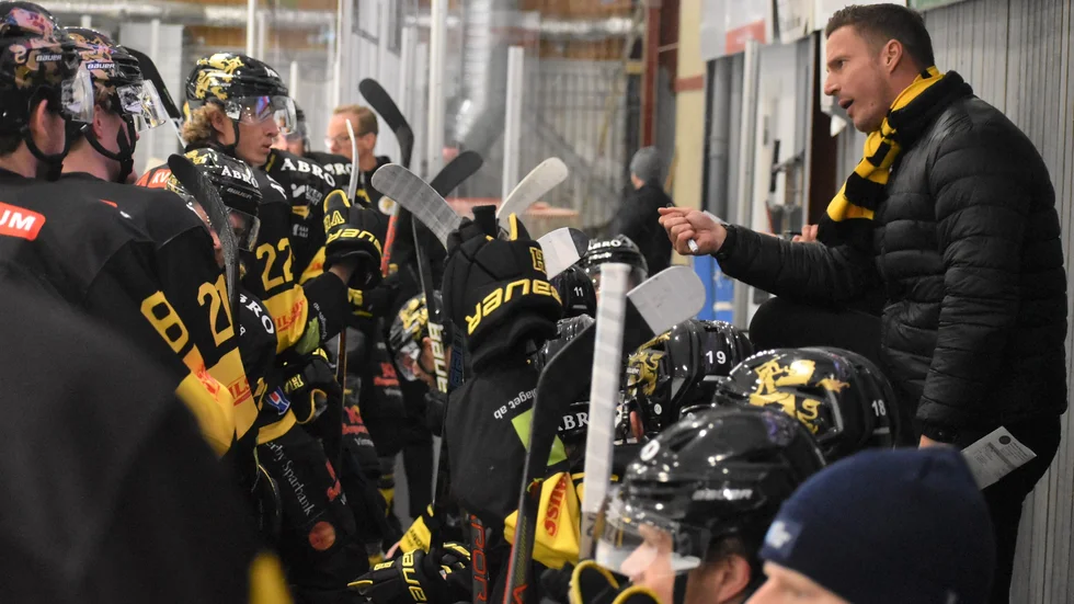 Phil Horsky, tränare i Vimmerby Hockey, i den första perioden.