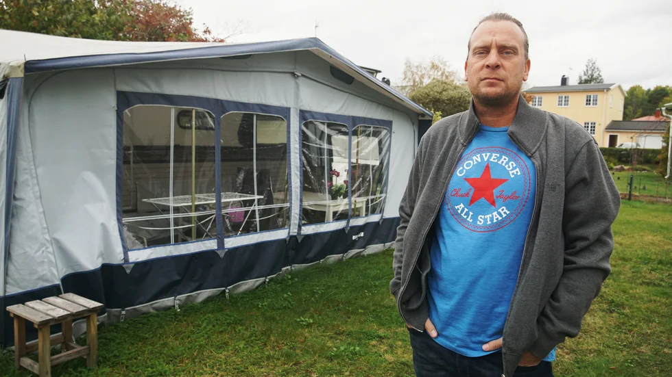 På grund av mögelproblem i huset så har Thomas Andersson flyttat ut i en husvagn på tomten.