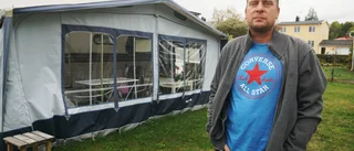 Bor i husvagn efter kommunal vattenläcka