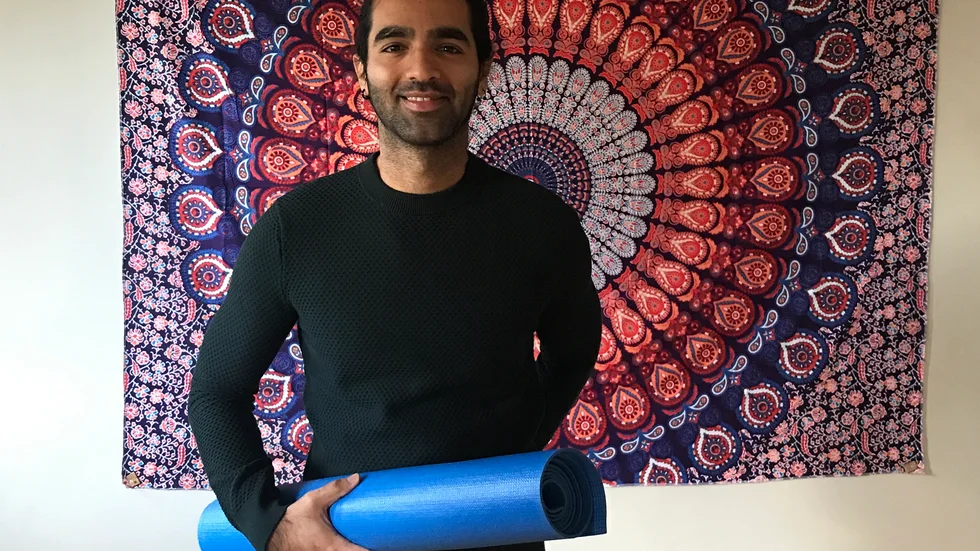 "Alla vill se bra ut i spegeln, men ingen bryr sig om den mentala hälsan", säger Pratik Sankhe, som öppnar sin egen yogastudio i Strängnäs på lördag.