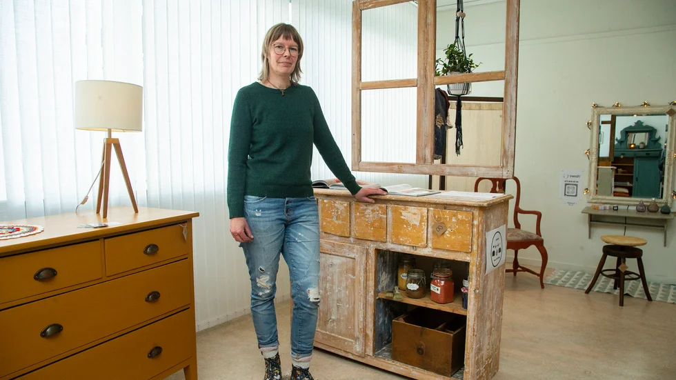 Ett halvfärdigt kundjobb tar också plats på utställningen. "Den har varit målad i en gammal oljefärg blandat med plast. Det var slitsamt att få bort den", säger Dolores Köppe.