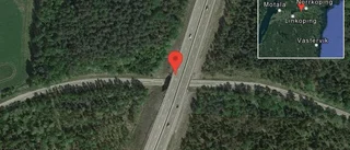 Personbil står still på E4 - orsakar problem i trafiken