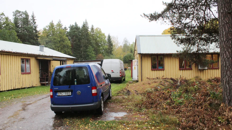 Det är huset till höger på Grostorp, som FRO Finspång hyrt i många år, men nu måste man lämna det.