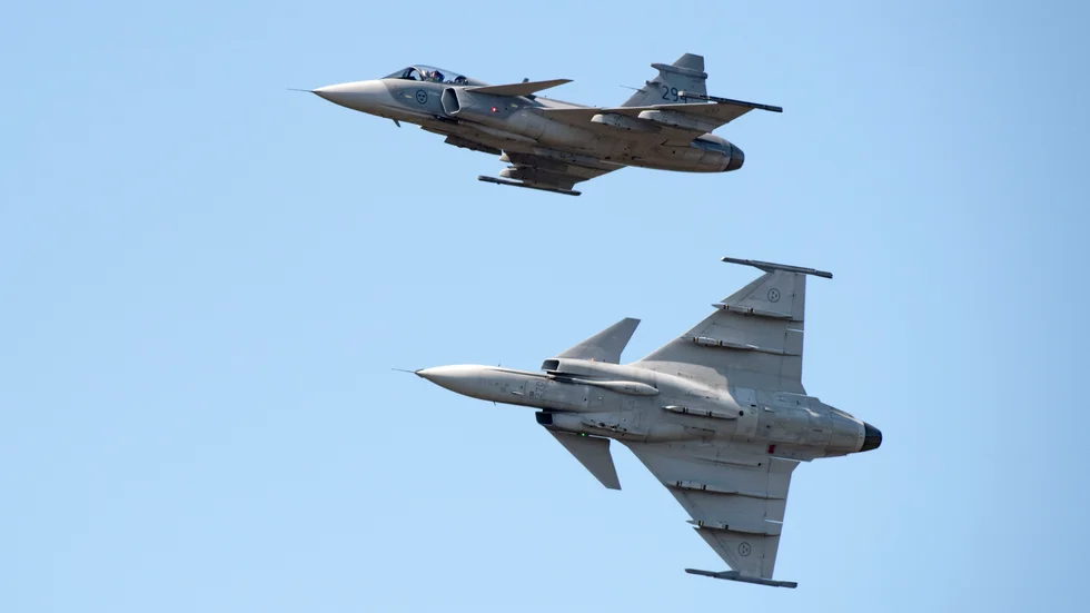 Två JAS 39C Gripen under en uppvisning i luftstrid vid en flygdag på F17 . Arkivbild.
