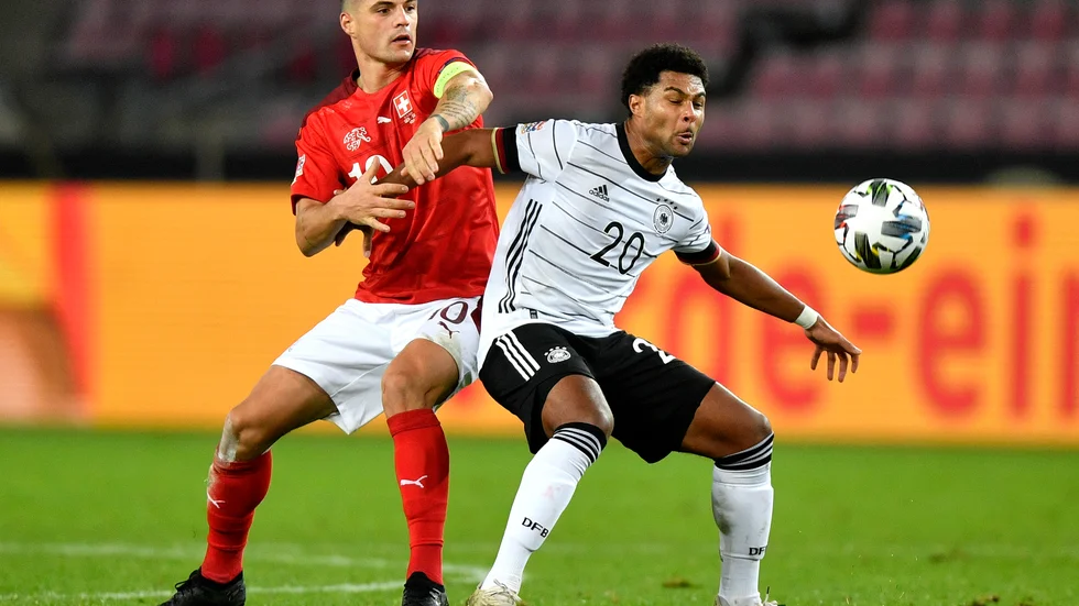 Tysklands Serge Gnabry, här i kamp med Schweiz Granit Xhaka, gjorde matchens snyggaste mål med sin klack till 3–3.