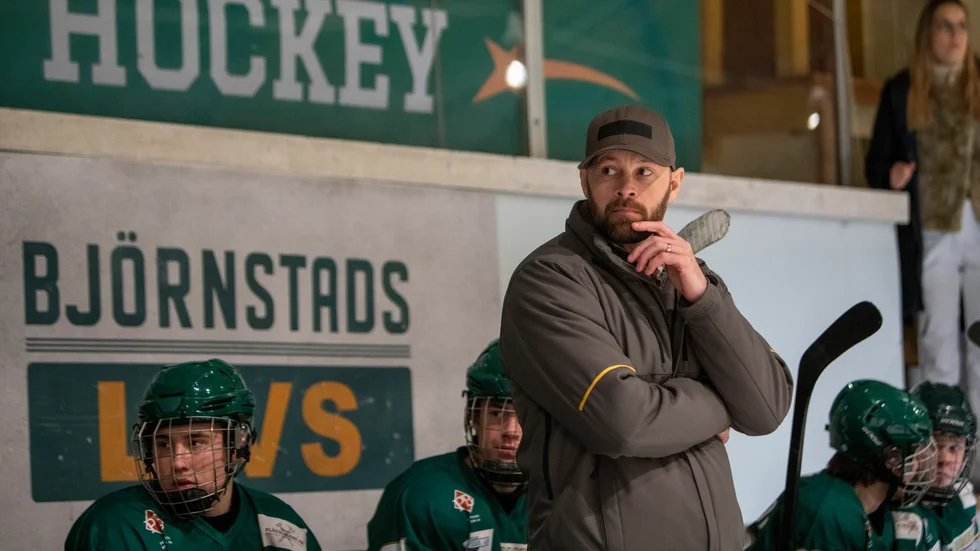 Peter (Ulf Stenberg) börjar träna hockeyjuniorer när han lagt NHL-karriären på hyllan i "Björnstad". Pressbild.