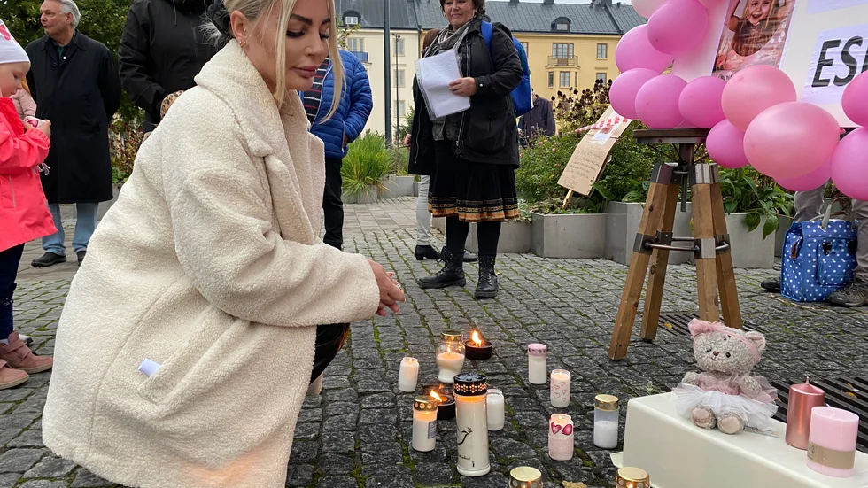 "Det får aldrig hända igen" säger Emelie Johansson vid ljusen som brinner för Esmeralda, som blev känd för hela Sverige som "Lilla hjärtat".