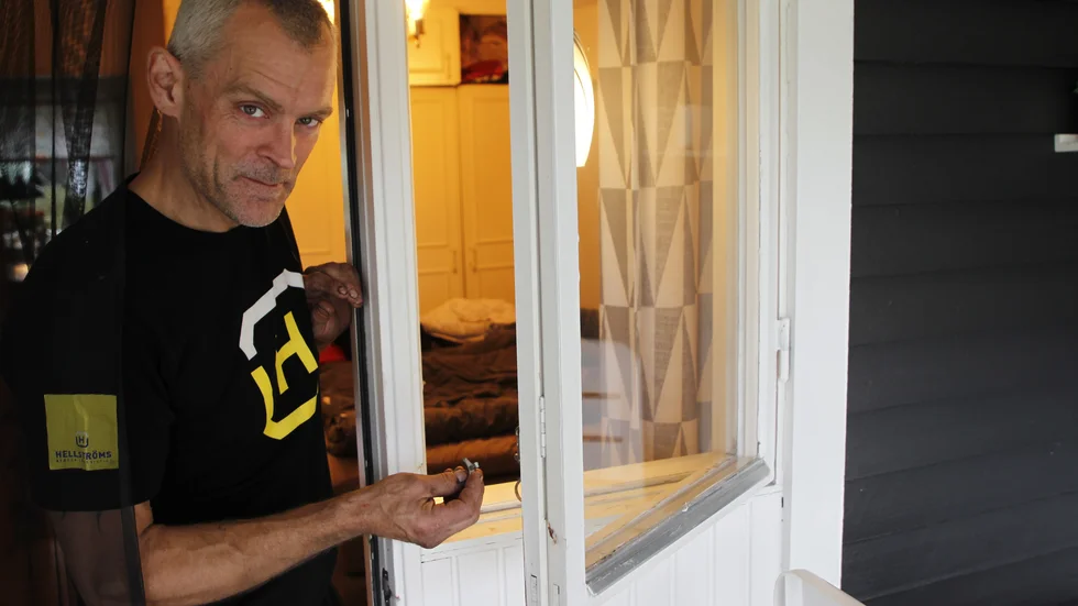 När lamporna var urskruvade och hundnätet bortdraget upptäckte Benny och Ylva att lillfönstret vid altandörren var uppbrutet. Sen har tjuvarna helt enkelt öppnat altandörren och klivit på.